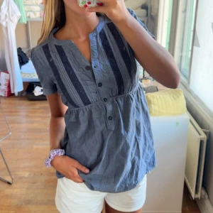 Sååå fin blus - Säljer denna Såå fina blus perfekt nu till sommaren skriv om det är något ni undrar😇😇🥰☀️
