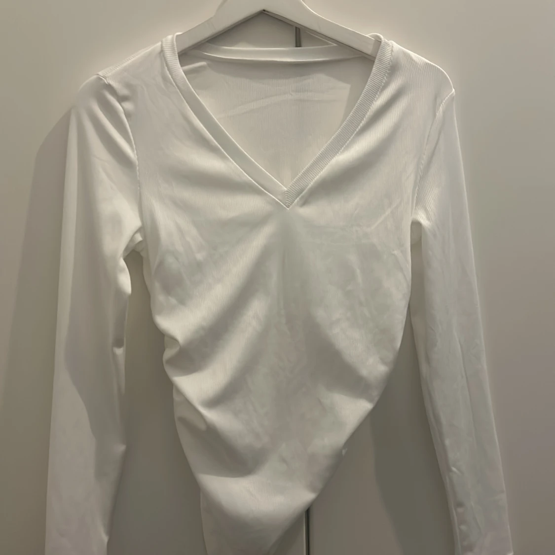 Svart och vit långärmad v-ringad topp - 1