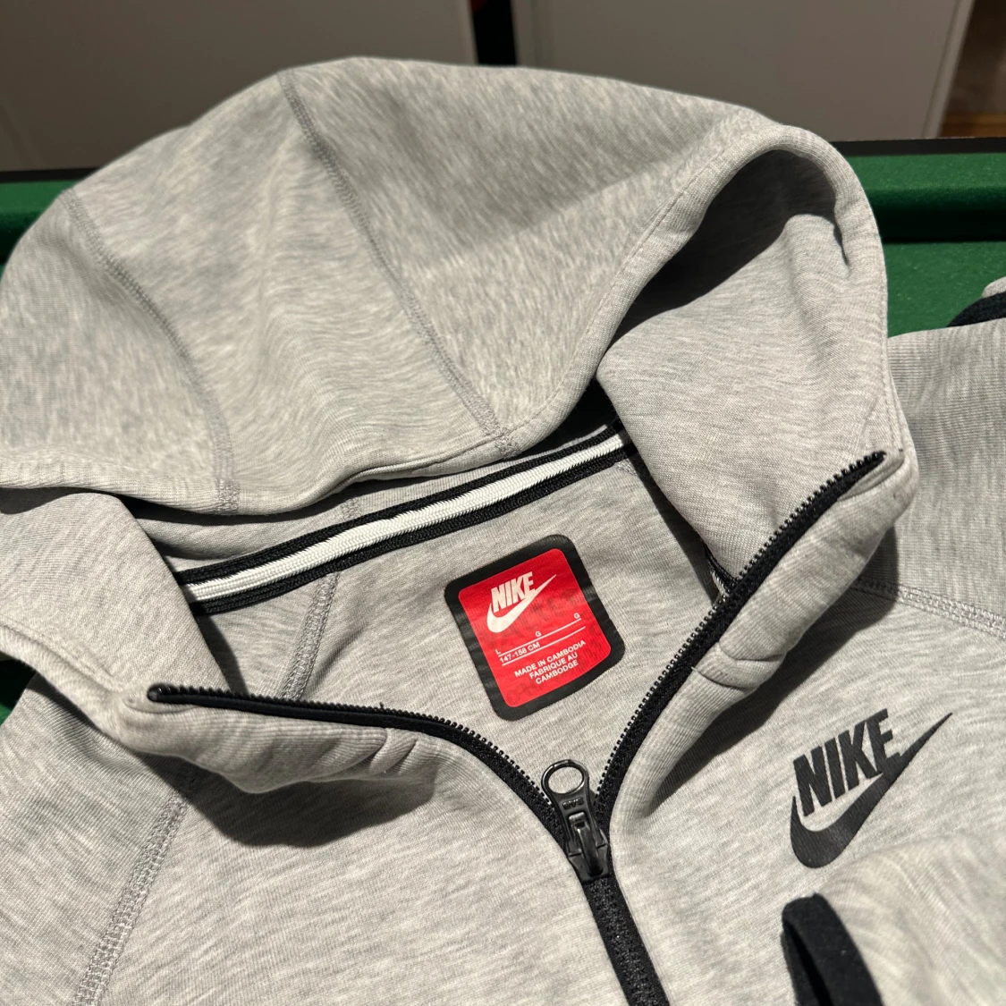 Grått Nike Tech juniorstorlek L/XL 