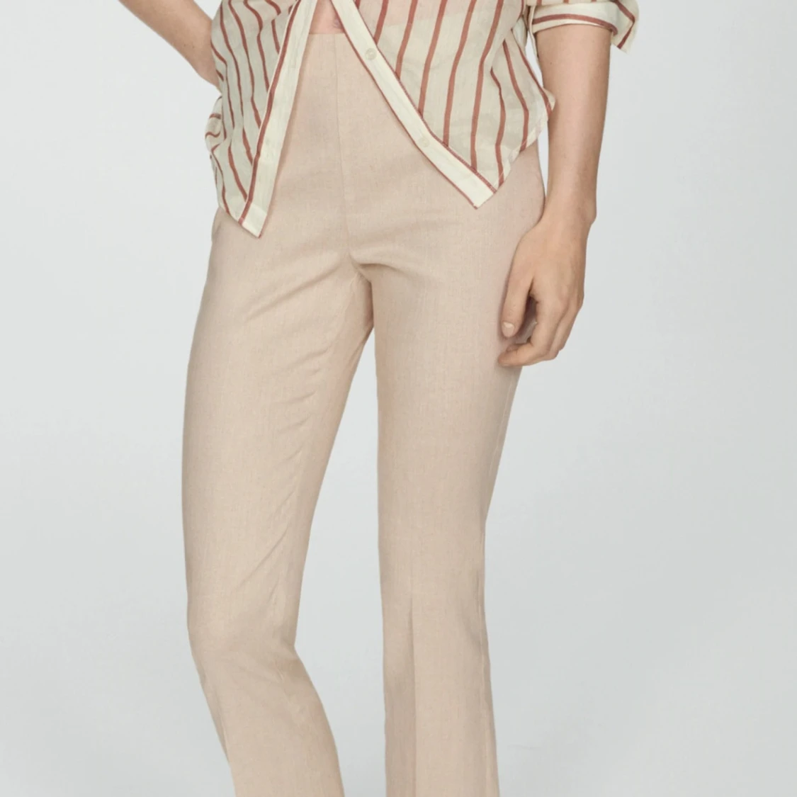 Beiga croppade kostymbyxor i linne från Mango