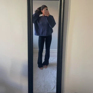 Marinblå stickad gosig tröja - Säljer denna gosiga tröjan i marinblått, perfekt till hösten!!🍂💙  storlek L men sitter som en S 