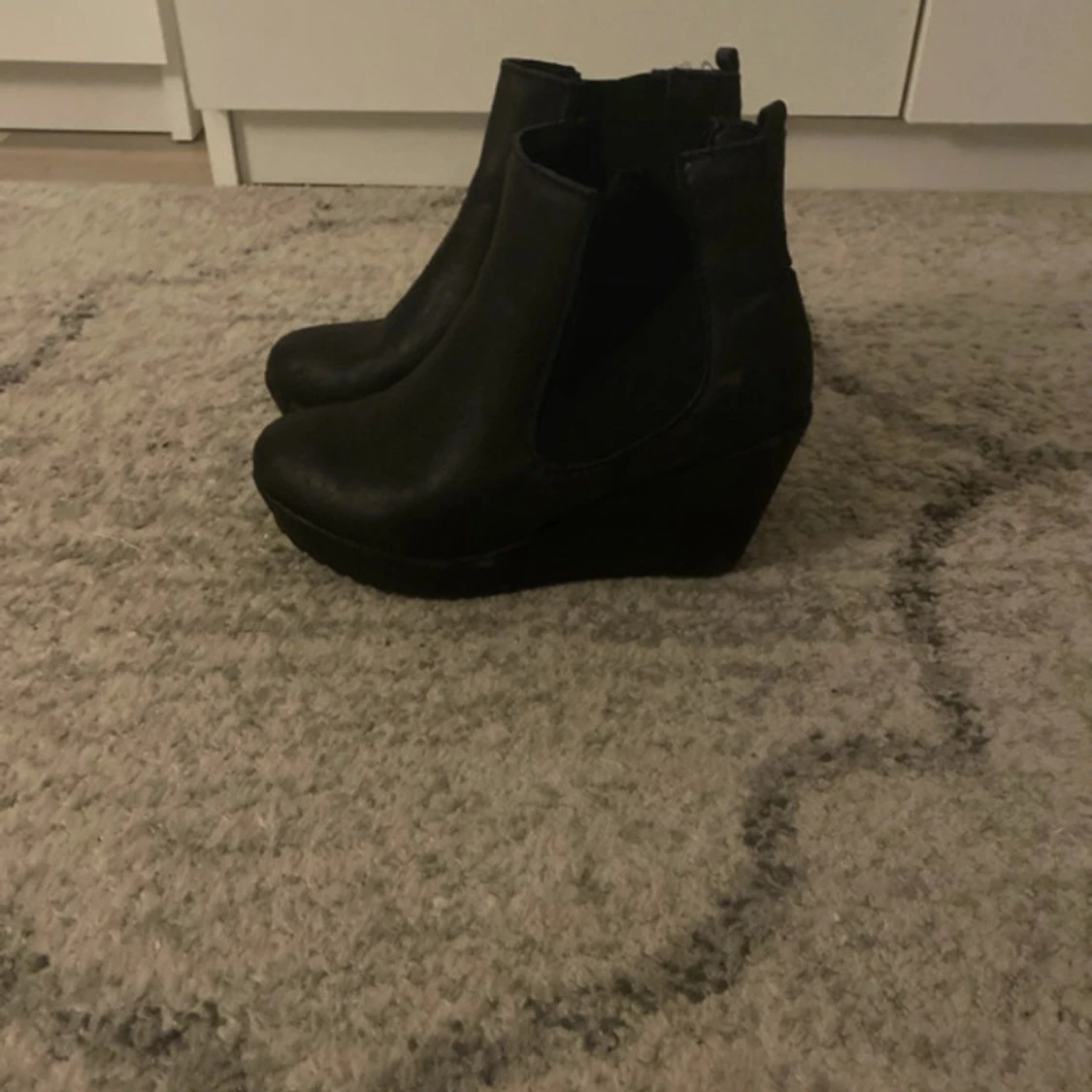 Svarta kilklacksboots