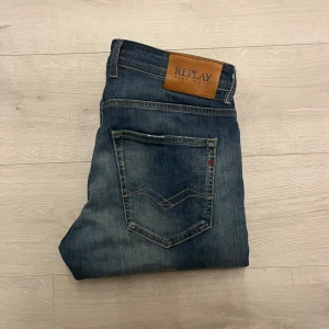 Replay grover  - Hej! Säljer dessa sjukt feta replay Grover jeans//jeansen är i strl W31 L32//mycket fint sick//inga hål eller så//hör av dig vid frågor eller liknande!🤩