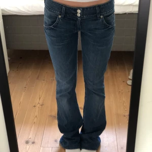 Lågmidjade jeans - Midjemått: 39 cm (stretchiga så passar även större) innerbenslängd: 80 cm. Säljer dessa så snygga lågmidjade jeansen med bootcut passform. Jeansen har dubbla knappar framtill, och coola fickor baktill. Använda men i bra skick!Bara att skriva vid frågor💗 Jag är bortrest och kan inte posta paket om man köper, så om man tänkt att köpa får man göra det efter 1 Juli!🥰
