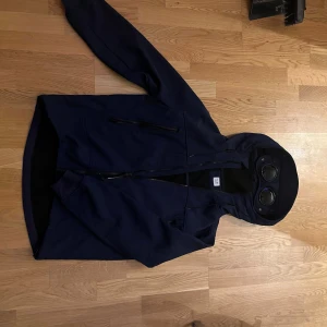 C.P Company jacka - Hej! Säljer nu denna superfräscha jacka från C.P Company då jag inte känner att den är min stil.  Ny skick, inga defekter.  Nypris: 4 950 Mitt pris: 2 099