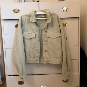 Ljusbeige jeansjacka från Gina Tricot - Säljer en ljusbeige jeansjacka från Gina Tricot. Jackan har klassisk krage, två stora bröstfickor med lock och knappar framtill. Modellen är croppad och har långa ärmar med knapp vid ärmslut. Perfekt för vår och sommar!