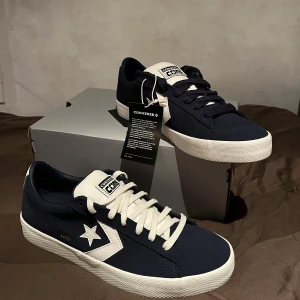 Converse cons - Säljer dom hära helt sprillans nya converse consen. Skorna är helt oanvända och dom kommer även med 2 olika färger på snörena. Priset kan så klart diskuteras!                      Ordinarie pris: 1000kr
