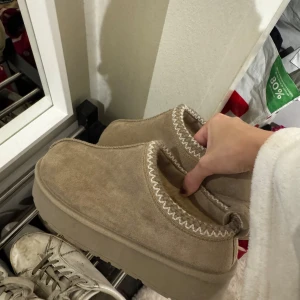 Plattform ugg - Säljer helt oanvända plattform ljusa ”ugg” från lager157, helt slutsålda på deras hemsida . Endast lapp borta. Säljer då de är för små. Skriv för fler bilder 