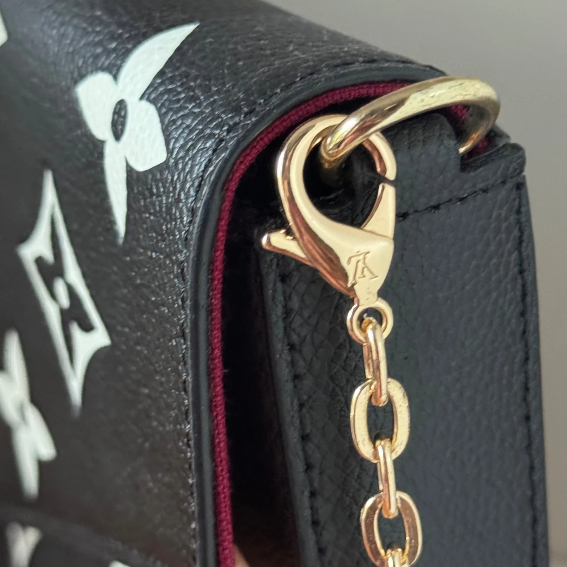  svart axelväska med monogram - 4