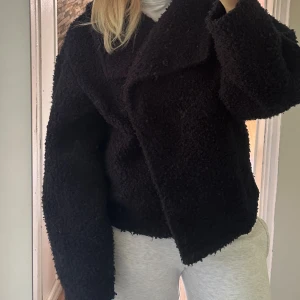 Marinblå teddyjacka - Mysig  teddyjacka med bred krage och knäppning framtill. Från Gina, ser inte ut som att den säljs längre så kunde inte få till en rättvis färg bild, men den är mer marinblå än svart! Storlek s/m. Ny pris ca 600+