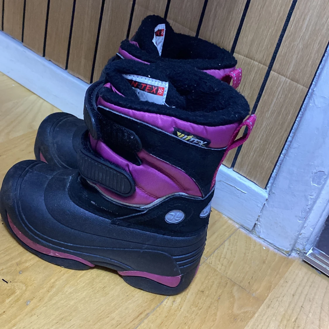 Svarta och rosa vinterstövlar från Vintex - 1