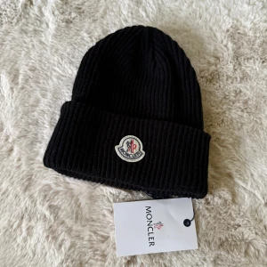 Moncler mössa   - Bra kvalitet liknande går för ~2000kr.                     Helt ny med tagg (köpte fel färg) 