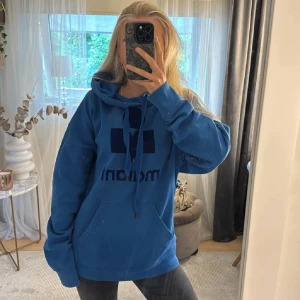 Blå hoodie från Isabel Marant - Säljer nu denna unika blåa hoodie från Isabel Marant. Oversized passform och mjukt material som känns riktigt skönt. Perfekt för chill dagar till hösten och vintern❤️
