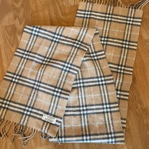 Vintage Burberry halsduk - Vintage Burberry halsduk, fick i present men aldrig använt typ. Den är i perfekt skick. Skriv om ni undrar något.