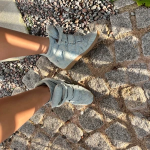 Isabel marant skor - INTRESSEKOLL!!! Sååå himla coola & snygga limited edition Isabel Marant denim skor 😍😍😍 storlek 41 men passar 40 🩷🩷 