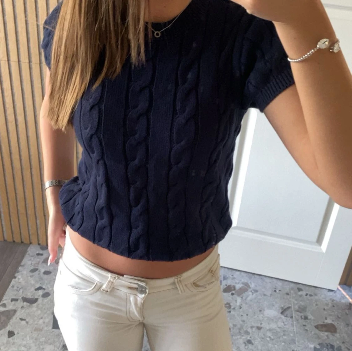 Mörkblå stickad croppad tröja
