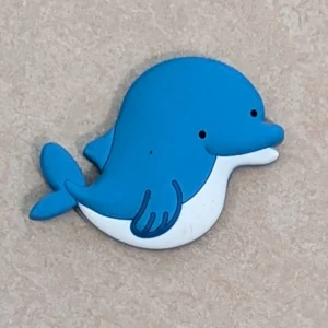 Delfin magnet, Soho.hr  - Söt magnet form av en blå delfin från Soho.hr. Produkten ser ut att vara i gott skick utan synligt slitage eller defekter.