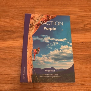 Traction Purple - En modern och inspirerande bok för Engelska 6, perfekt för dig som vill utveckla dina språkkunskaper. Omslaget med klättring mot blå himmel ger pepp och äventyrskänsla till dina studier.