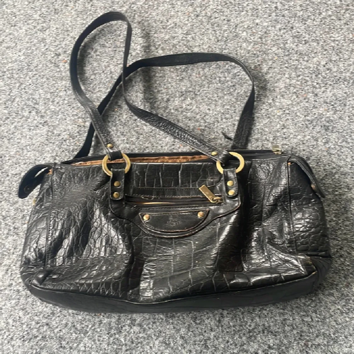 Svart axelväska i krokopräglat skinn