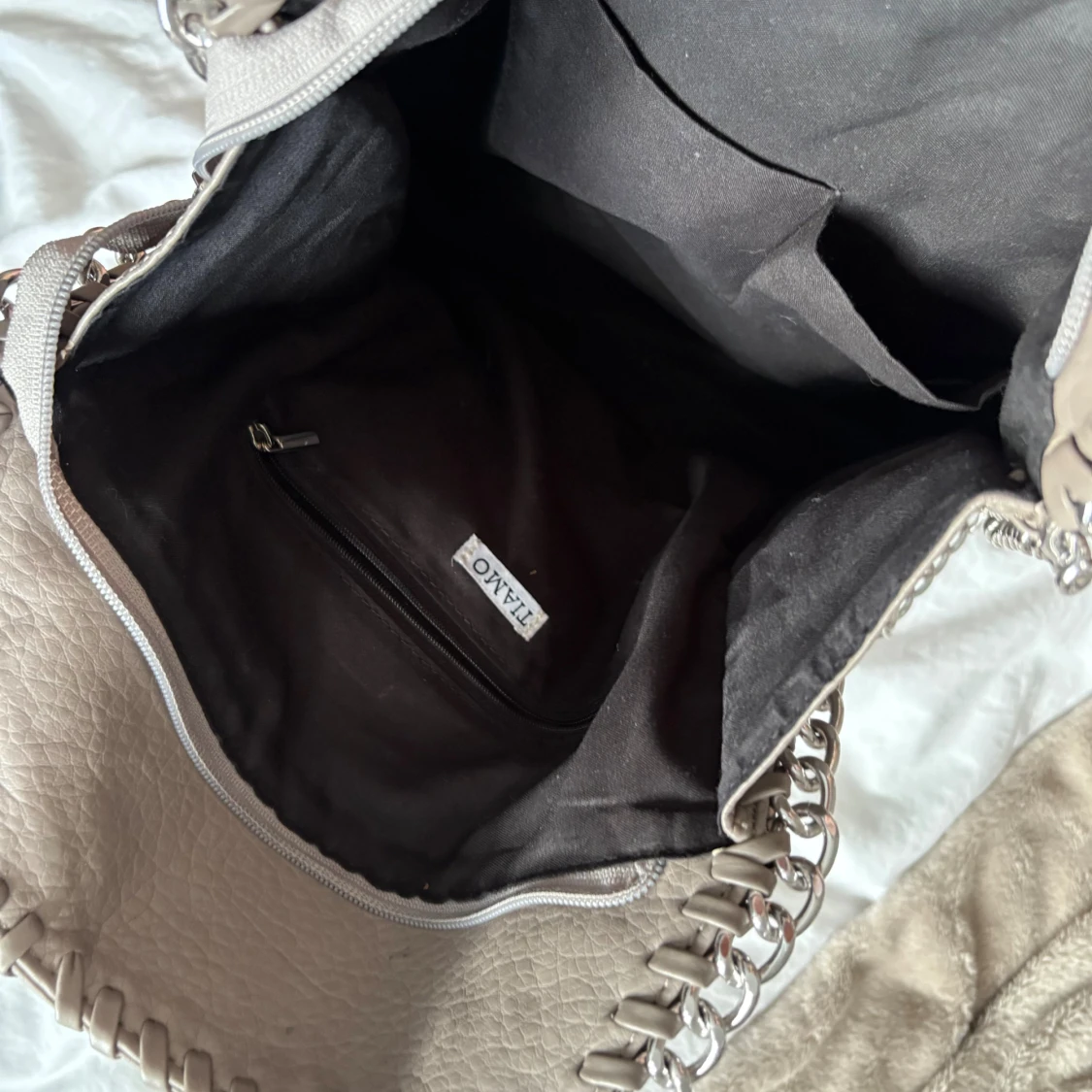 Beige axelväska med kedjedetaljer från TIAMO - 1