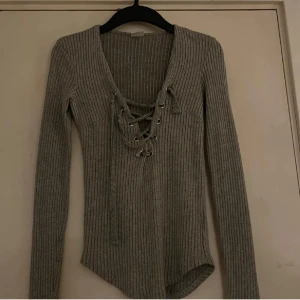 2 gråa tröjor  - Xs på båda 