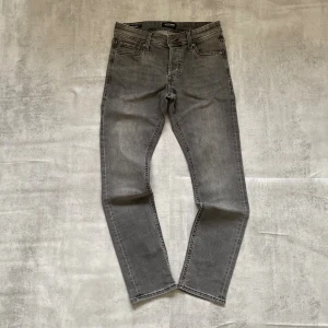 Jack and Jones jeans  - Säljer ett par feta Jack and Jones jeans  | skicket på jeansen är 6/10 | storlek 29/30 | ny pris 1000: mitt pris är 199  | skriv vid frågor och funderingar  