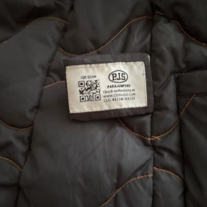 Svart Parajumpers parkajacka med päls - Säljer en svart parkajacka från Parajumpers med snygga detaljer som gul rem, päls på huvan och flera fickor. Jackan har både dragkedja och knappar framtill samt quiltat foder. Perfekt för kalla dagar och riktigt stilren den är i ny skick jätte skön pälsen är äkta.