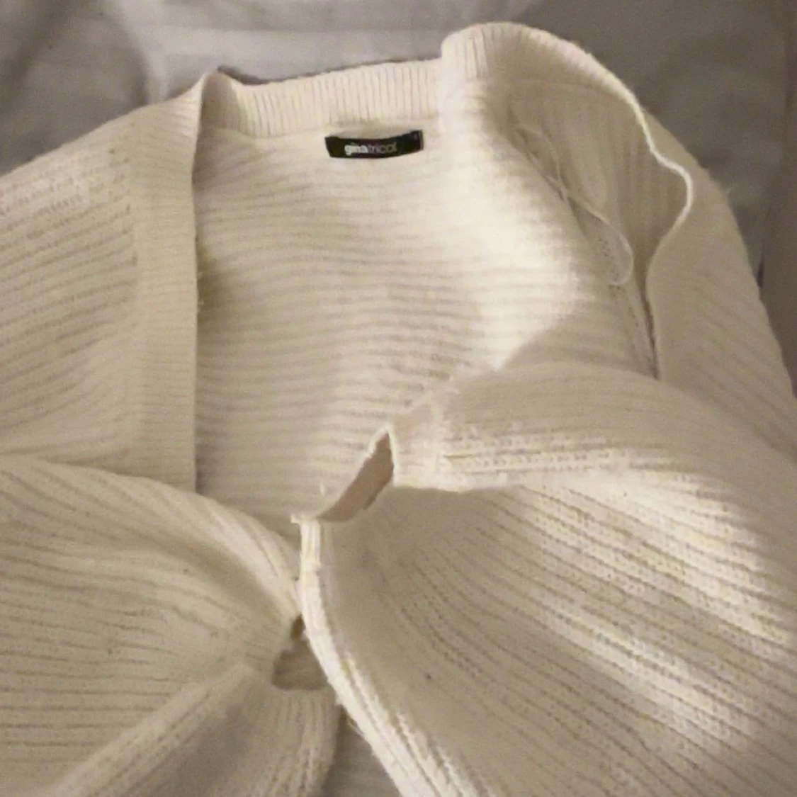 Vit stickad kofta från Gina Tricot