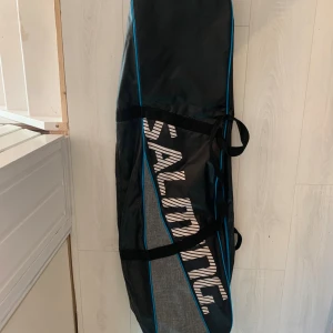 Salming innebandy väska  - Typ nyskick! Knappt använd och bara legat i garderoben. Fint skick och jätte praktiskt. Bra köp för dig som gillar innebandy, hockey eller bandy.