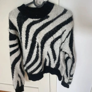 Stickad zebra mönstrad tröja - Superfin och skön stickad tröja från Gina Tricot, kommer tyvärr inte till användning längre!