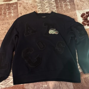 Mörkblå sweatshirt från Lacoste - Mörkblå tröja från lacoste xl men passar bra för för L och även M om du är längre väldigt bekväm o bra passform. 