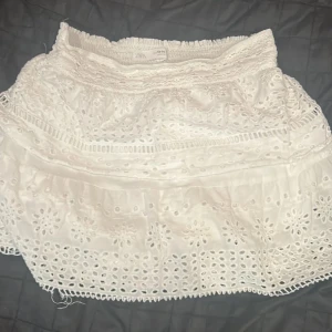 Söt kjol - Kommer inte till användning längre❣️Bra skick förutom en liten slitning (sista bilden) men man lägger inte märke till den!💖Populär och helt slut, så passa på!!💗storleken refererar till XS-M