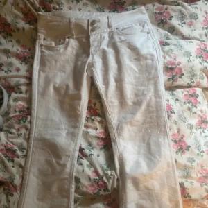 lågmidjade vita jeans - Supersnygga helt i nyskick. Jag är 169💗💗 skulle säga s-m💞