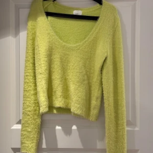 fluffig / lurvig tröja H&M - Supermysig lurvig tröja från H&M bred rund halsringning. Tröjan har lång ärm och är lite croppad i modellen, perfekt för dig som gillar mjuka och sköna plagg med lite extra attityd.