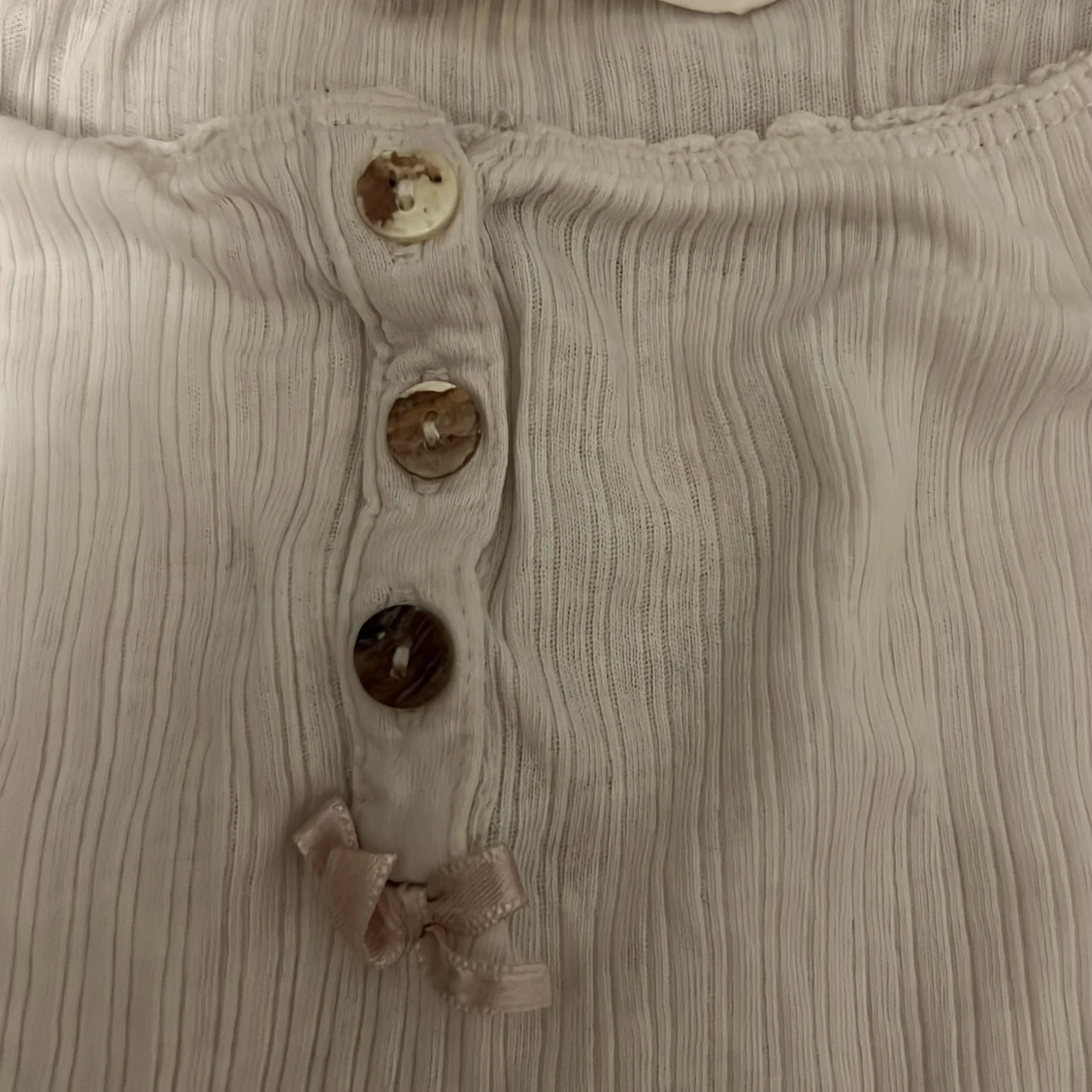 Vit ribbad linnetopp med knappar - 3