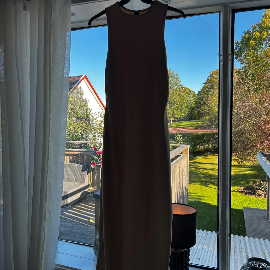 Ljus långklänning med rynk i sidan - 1