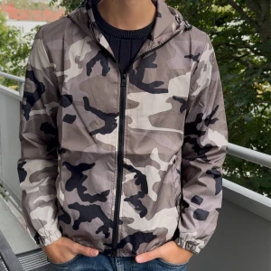 Camo windbreaker/höstjacka - Utförsäljning! Säljer en snygg vind/höstjacka från Lindfors i camoflage mönster med dragkedja och huva. Perfekt för de kyligare vädret nu efter sommaren, alla storlekar från XS,S,M och L samt att alla jackor är helt nya med orginal plasten kvar för endast 229kr✅ 