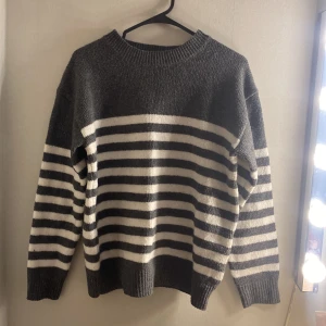 Randig stickad tröja i grått och vitt - Fin stickad tröja💕