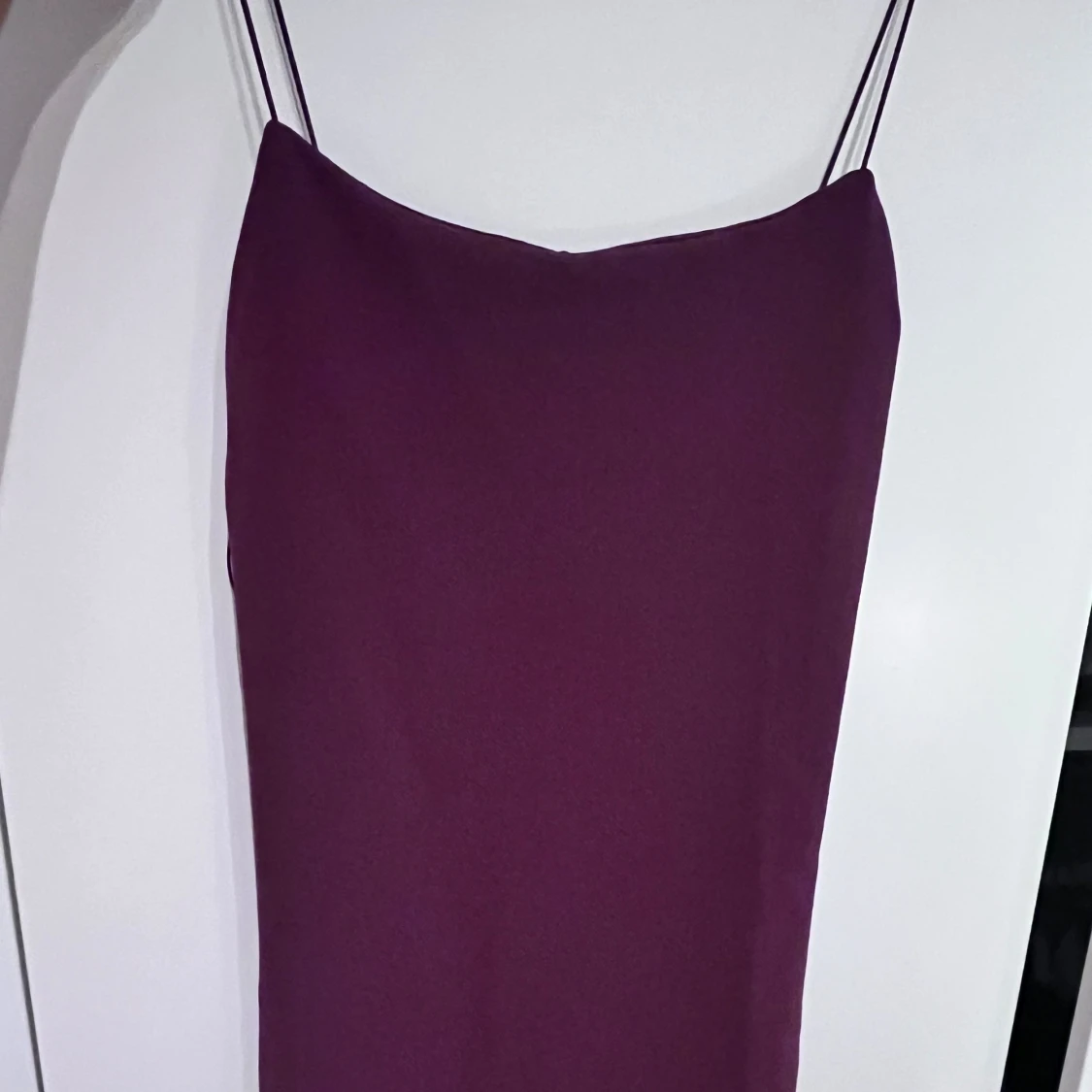 Vinröd långklänning med tunna axelband - 2