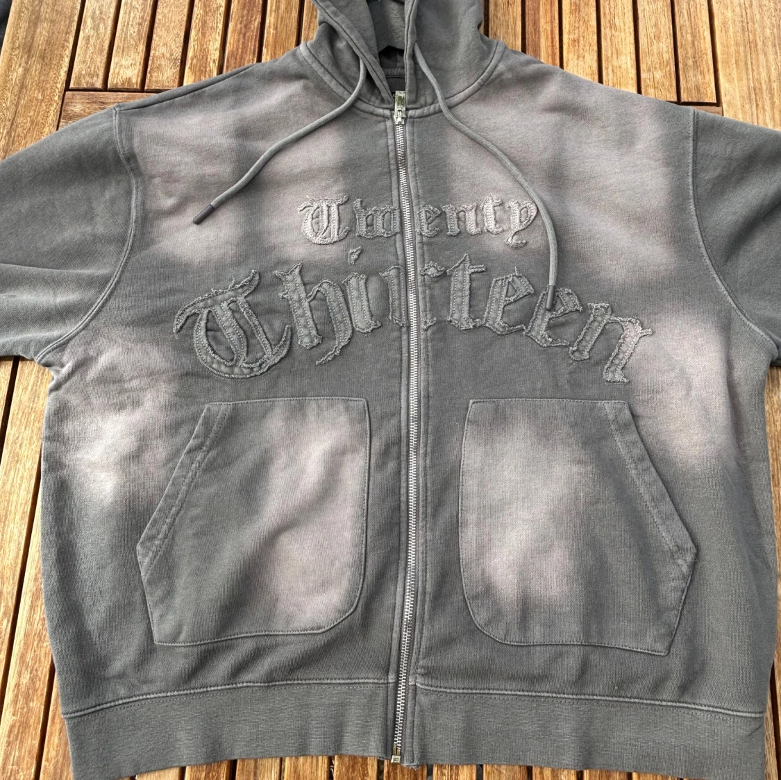 Grå hoodie med broderad text   - 2