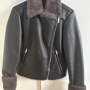 Svart teddyjacka med dragkedja - Säljer denna snygga jacka från Mango, använt den ett par gånger. Den är väldigt varm inuti och har päls.