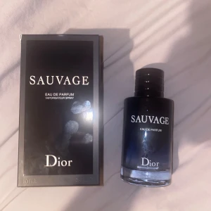 Dior Sauvage Eau de Parfum - Snygg och populär parfym från Dior. Sauvage Eau de Parfum i 100 ml flaska. Perfekt för dig som vill sticka ut med en modern och trendig doft.