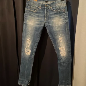Dondup George jeans - Säljer ett par dondup jeans med slitningar som har modellen George och storlek 32!Skicket ligger på 9/10 då jag har använt de ett fåtal gånger. 🟢Mitt pris: 799kr  🔴Nypris: 3200kr.