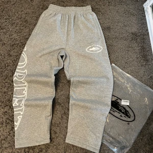 CORTEIZ MJUIKSBYXOR  - hej säljer dessa mjukisbyxor/sweatpants ifrån märket cortiez. Dem har en lite mer boxy passform och även väldigt varma nu inför kallare väder. Hör av dig vid fler frågor.