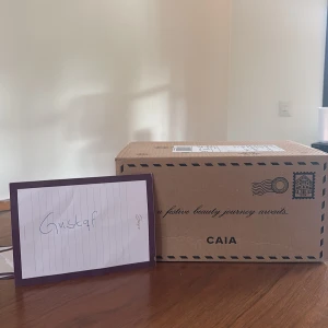 FRI FRAKT - Slutsåld Oöppnad Limited CAIA Julkalender - En jul kalender från Caia Cosmetics. Bianca Ingrosso egna populära julkalender. Räkna ner till jul med 29 produkter i full-size, fördelade i 24 påsar, med ett sammanlagt värde på 8505 SEK.   Kalendern kommer i ett elegant, användningsbart beauty case och bjuder på en handplockad mix av smink, hudvård, kroppsvård, hårvård och accessoarer med 8 helt nya produkter och 8 nya nyanser och dofter. En magisk skönhetsresa att upptäcka dag för dag. Oöppnad och slutsåld julkalender.   Slutsåld  Oöppnad