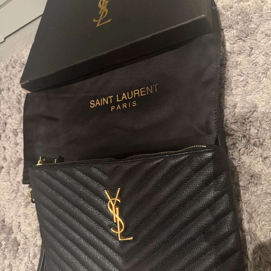 Svart quiltad kuvertväska från YSL - 1