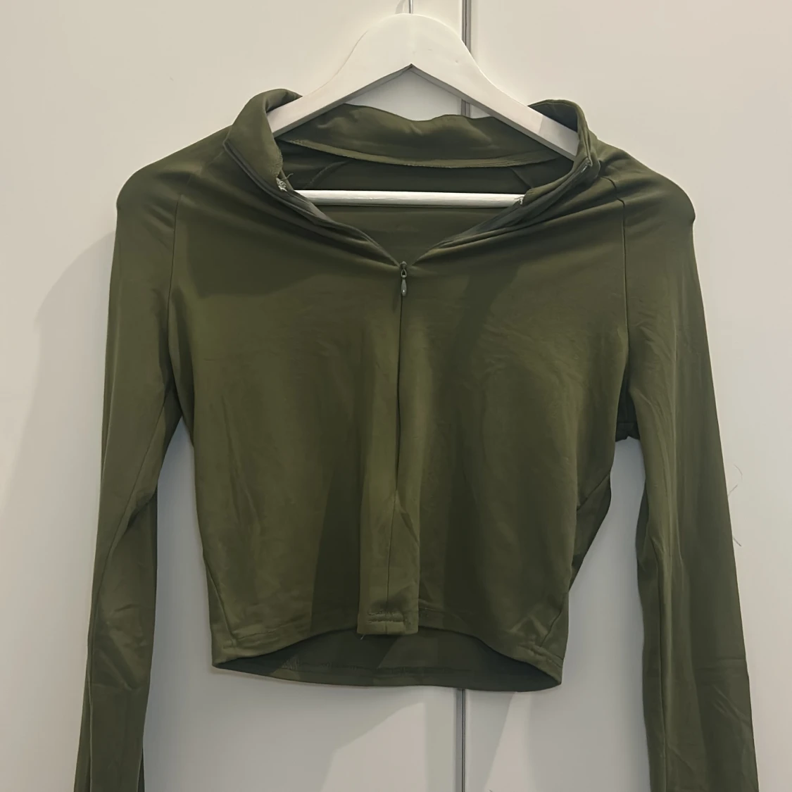 Olivgrön croppad långärmad sport topp 