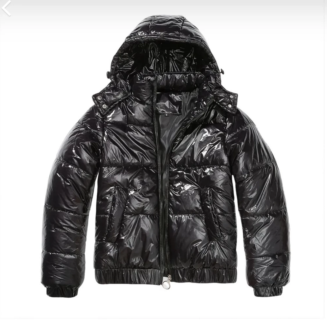 Svart glansig pufferjacka med huva
