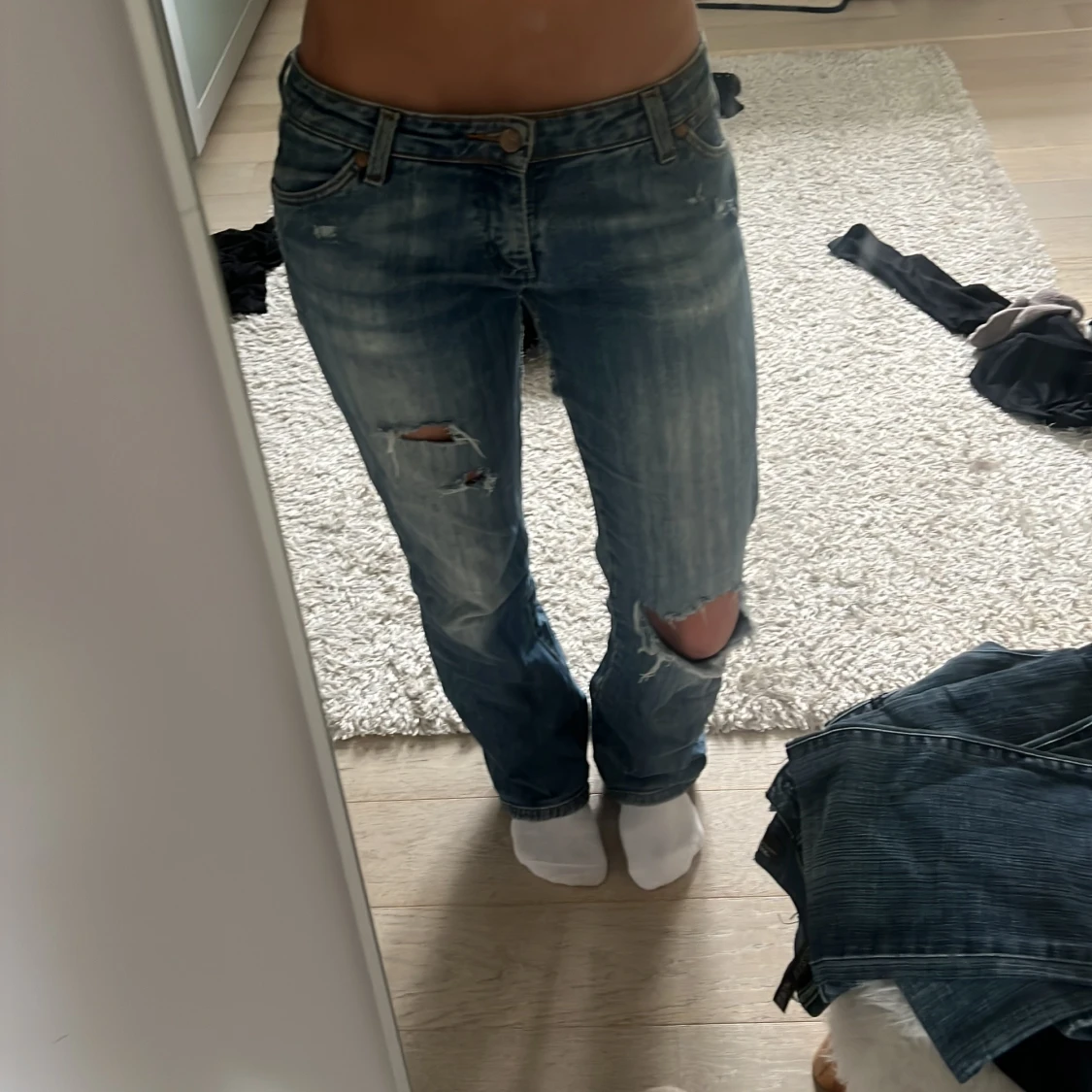 Blå slitna bootcut jeans - 1