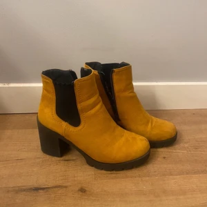 Kängor med klack - Gula kängor med klack. Klacken är ca 8 cm hög